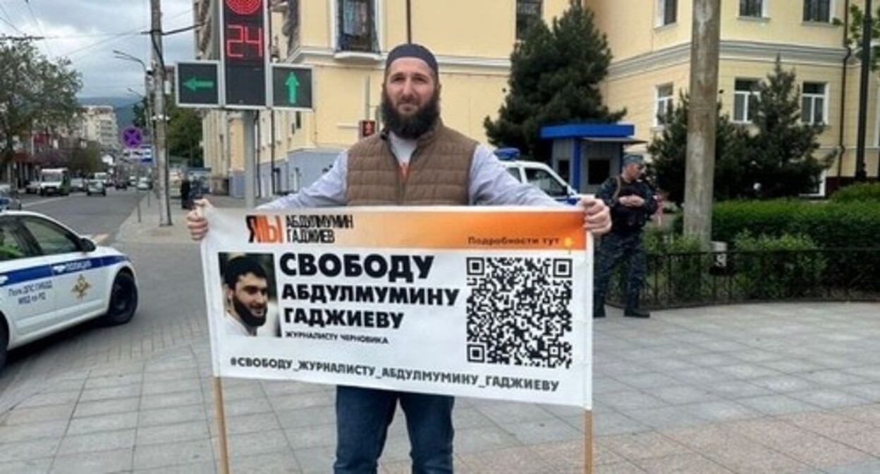 Idris Yusupov* at a picket. Photo from the Telegram channel of the newspaper “Chernovik” (Rough Draft) https://t.me/chernovik/50730 Idris Yusupov* at a picket. Photo from the Telegram channel of the newspaper “Chernovik” (Rough Draft) https://t.me/chernovik/50730