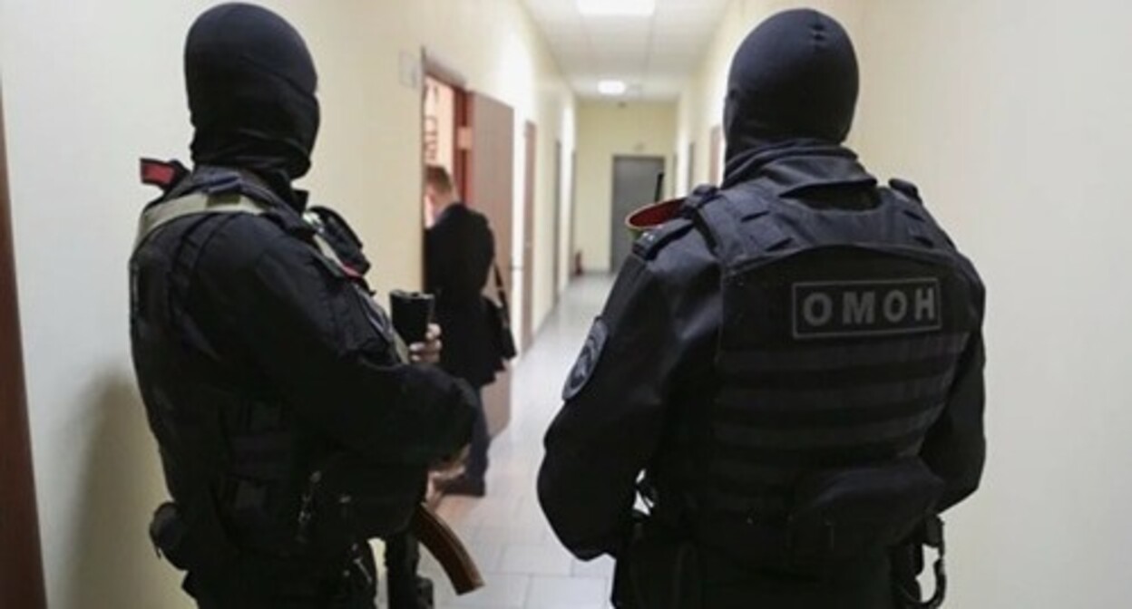 Law enforcers, photo: Yelena Sineok, Yuga.ru Law enforcers, photo: Yelena Sineok, Yuga.ru