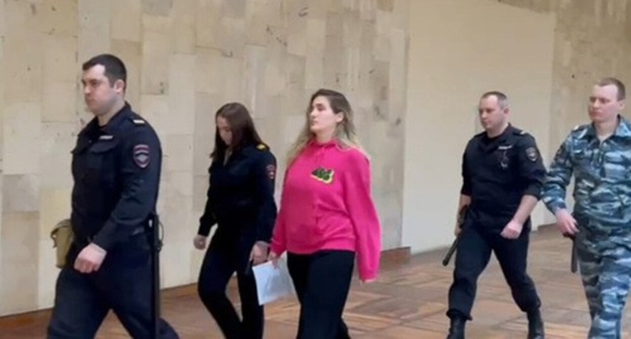 Alyona Agafonova's arrest. Screenshot of a video by the "United Press", March 27, 2024 https://t.me/vlgsud/2010 Alyona Agafonova's arrest. Screenshot of a video by the "United Press", March 27, 2024 https://t.me/vlgsud/2010