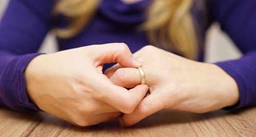 A woman with an engagement ring. Photo: Yelena Sineok, Yuga.ru A woman with an engagement ring. Photo: Yelena Sineok, Yuga.ru