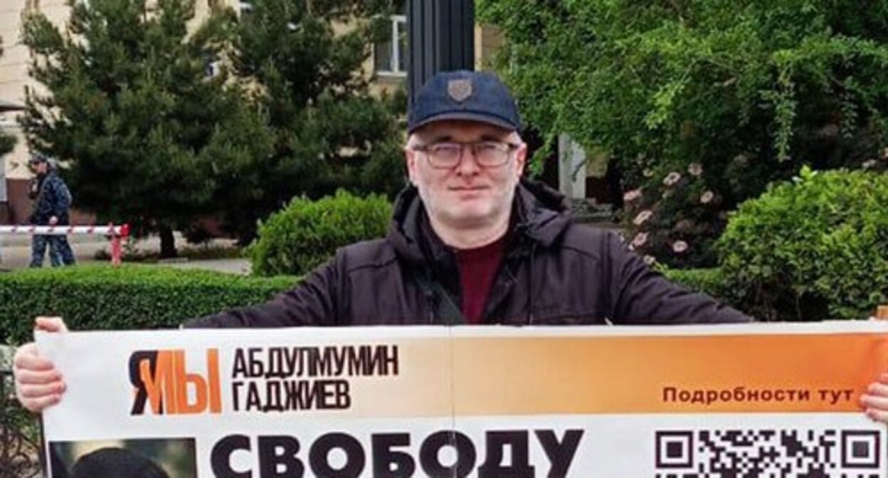Magomed Magomedov at a solo picket. Makhachkala, May 6, 2024. Photo posted on the Telegram channel of the newspaper “Chernovik’ (Rough Draft) on May 5, 2024 Magomed Magomedov at a solo picket. Makhachkala, May 6, 2024. Photo posted on the Telegram channel of the newspaper “Chernovik’ (Rough Draft) on May 5, 2024