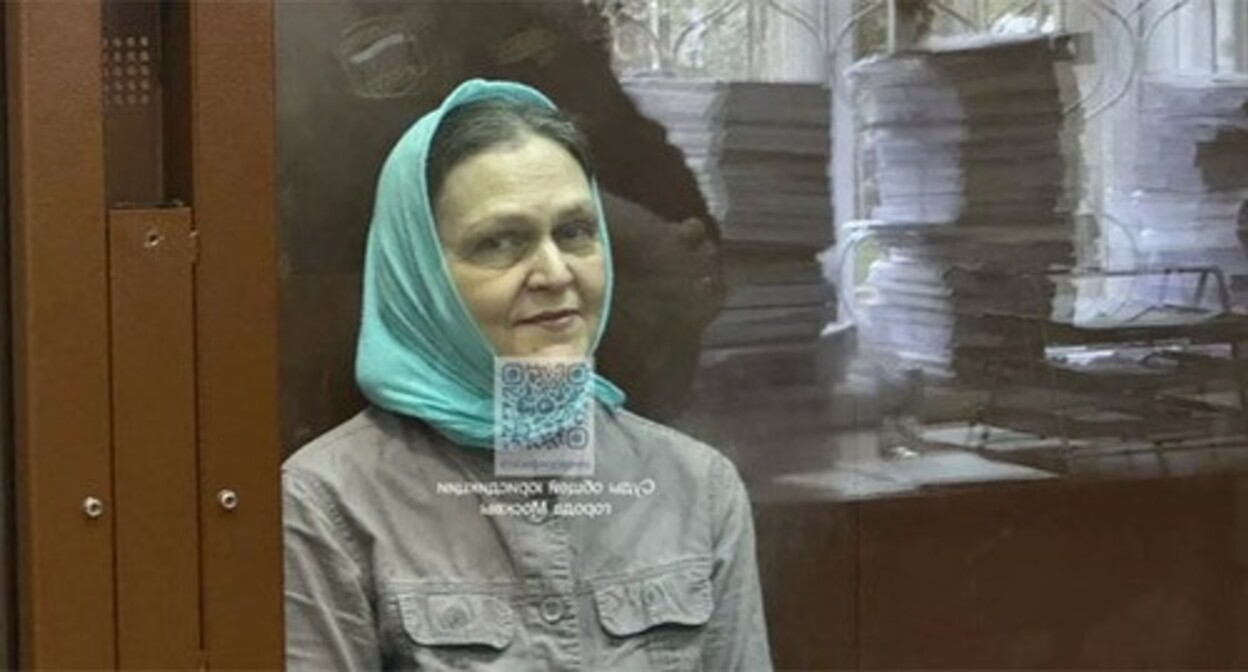 Nadezhda Kevorkova in a courtroom. May 7, 2024. Photo: newspaper "Chernovik" (Draft) https://chernovik.net/news/zhurnalist-nadezhda-kevorkova-arestovana-na-dva-mesyaca-sud-otkazalsya-doprosit-maksima Nadezhda Kevorkova in a courtroom. May 7, 2024. Photo: newspaper "Chernovik" (Draft) https://chernovik.net/news/zhurnalist-nadezhda-kevorkova-arestovana-na-dva-mesyaca-sud-otkazalsya-doprosit-maksima