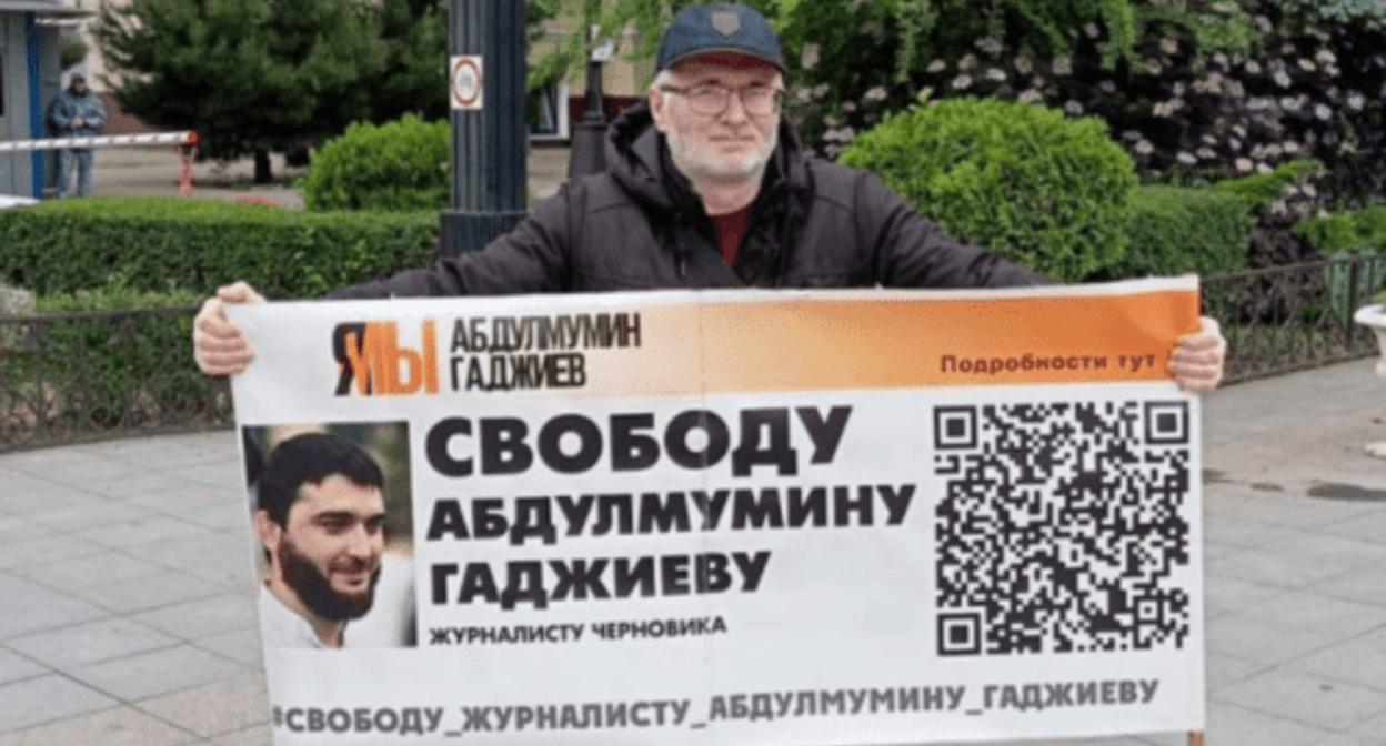 Magomed Magomedov holding a picket in support of Abdulmumin Gadjiev. Screenshot of the photo posted on the Telegram channel of the newspaper “Chernovik” (Rough Draft) on May 13, 2024 https://t.me/chernovik/71480 Magomed Magomedov holding a picket in support of Abdulmumin Gadjiev. Screenshot of the photo posted on the Telegram channel of the newspaper “Chernovik” (Rough Draft) on May 13, 2024 https://t.me/chernovik/71480