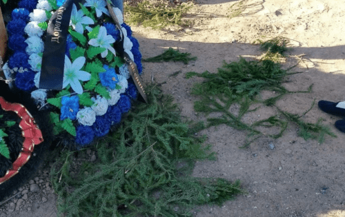 A trampled wreath at the cemetery in Volgograd. Screenshot of the photo posted by the V1 on May 1, 2024 https://v1.ru/text/criminal/2024/05/01/73527350/ A trampled wreath at the cemetery in Volgograd. Screenshot of the photo posted by the V1 on May 1, 2024 https://v1.ru/text/criminal/2024/05/01/73527350/