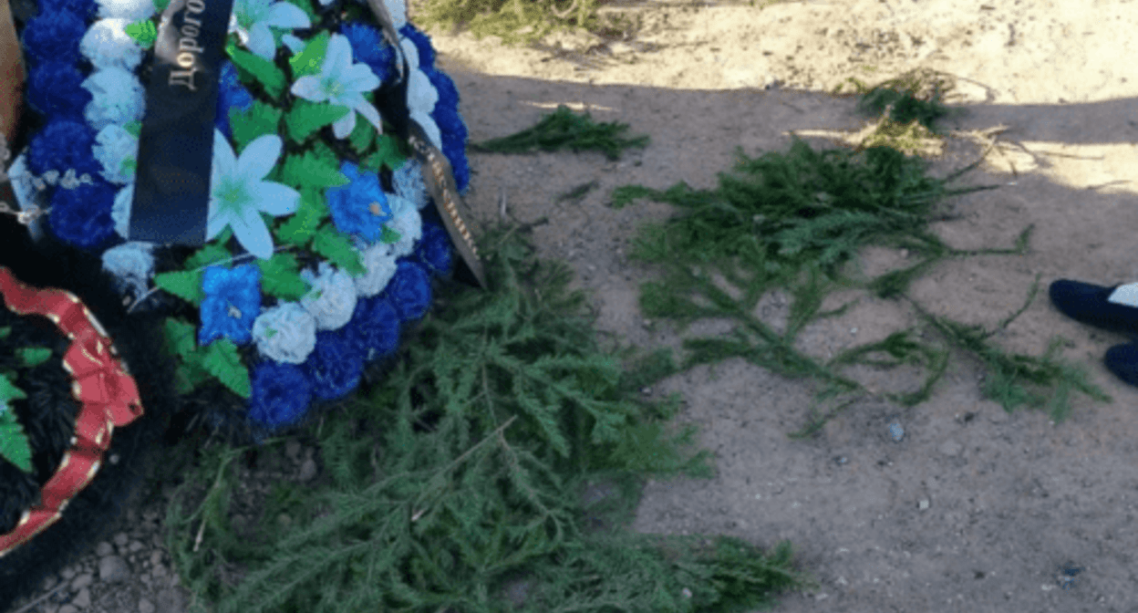A trampled wreath at the cemetery in Volgograd. Screenshot of the photo posted by the V1 on May 1, 2024 https://v1.ru/text/criminal/2024/05/01/73527350/ A trampled wreath at the cemetery in Volgograd. Screenshot of the photo posted by the V1 on May 1, 2024 https://v1.ru/text/criminal/2024/05/01/73527350/