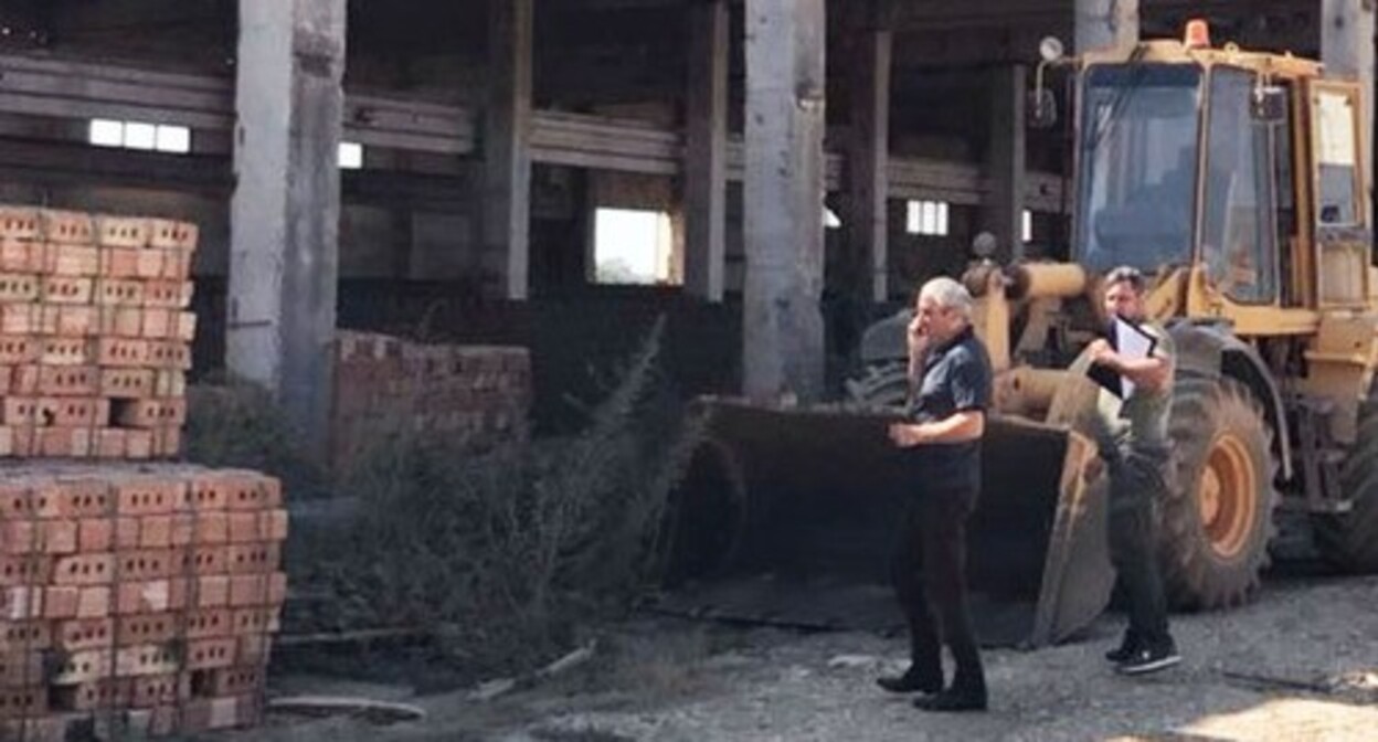 A brick factory in Dagestan. Photo: “Rospotrebnadzor” (Russian Federal Agency for Surveillance on Consumer Rights Protection and Human Wellbeing) https://rpn.gov.ru/news/khasavyurtovskiy_kirpichnyy_zavod_v_dagestane_narushaet_zakonodatelstvo_v_oblasti_obrashcheniya_s_ot/ A brick factory in Dagestan. Photo: “Rospotrebnadzor” (Russian Federal Agency for Surveillance on Consumer Rights Protection and Human Wellbeing) https://rpn.gov.ru/news/khasavyurtovskiy_kirpichnyy_zavod_v_dagestane_narushaet_zakonodatelstvo_v_oblasti_obrashcheniya_s_ot/