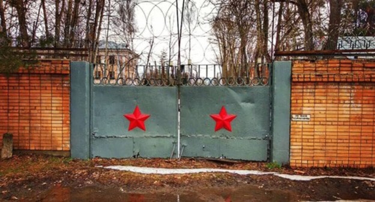 Gates of a military unit, photo: Yelena Sineok, Yuga.ru Gates of a military unit, photo: Yelena Sineok, Yuga.ru