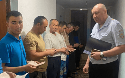 The migrants' identity check. Screenshot of the photo posted on the Telegram channel "Donskaya Politsiya" (The Don Police) on April
16, 2024 https://t.me/gumvdro/245 The migrants' identity check. Screenshot of the photo posted on the Telegram channel "Donskaya Politsiya" (The Don Police) on April
16, 2024 https://t.me/gumvdro/245