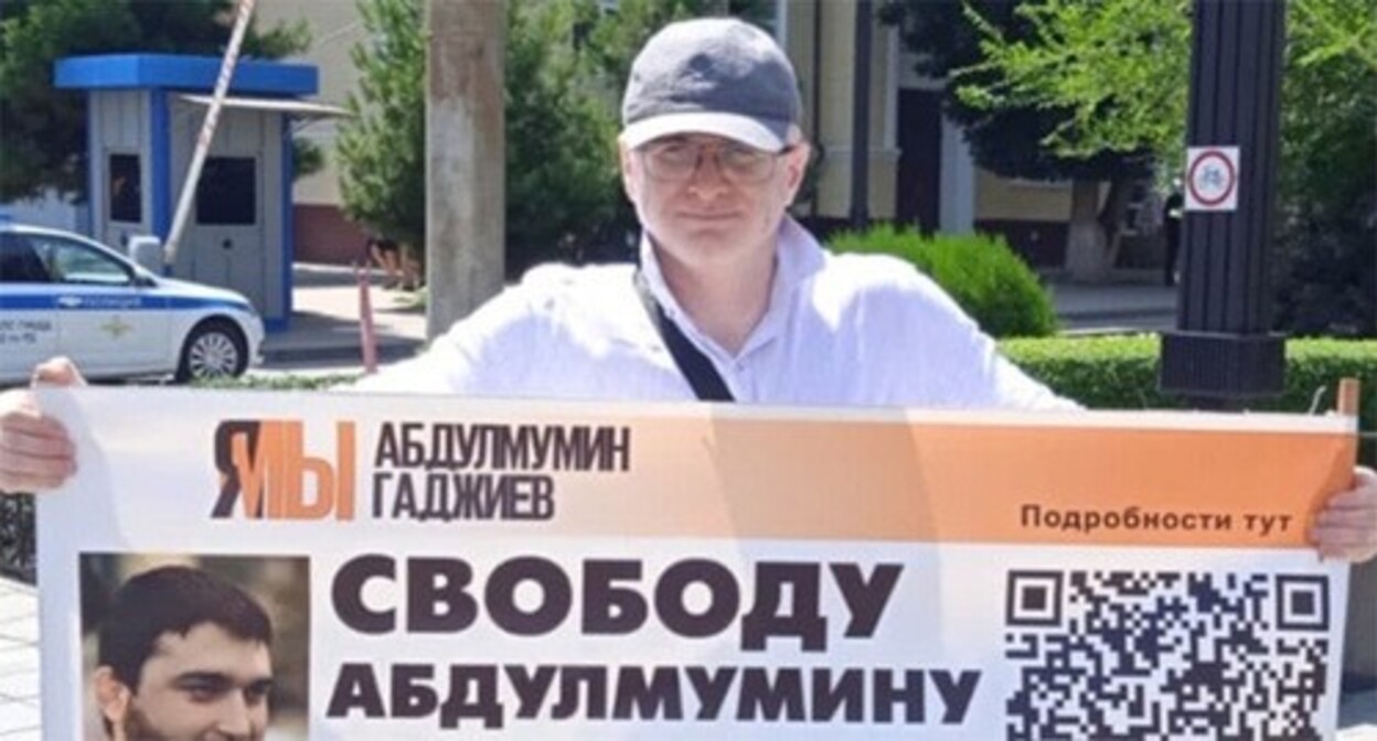 Magomed Magomedov at a solo picket. May 2024. Photo from the Telegram channel of the newspaper “Chernovik” (Rough Draft) Magomed Magomedov at a solo picket. May 2024. Photo from the Telegram channel of the newspaper “Chernovik” (Rough Draft)