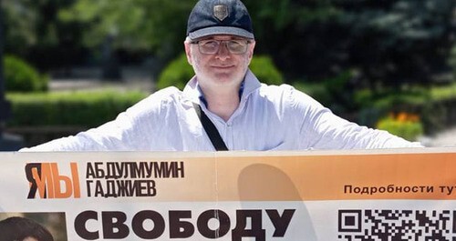 Magomed Magomedov at a solo picket. Makhachkala, June 17, 2024. Photo from the Telegram channel of the "Chernovik" (Rough Draft) newspaper Magomed Magomedov at a solo picket. Makhachkala, June 17, 2024. Photo from the Telegram channel of the "Chernovik" (Rough Draft) newspaper