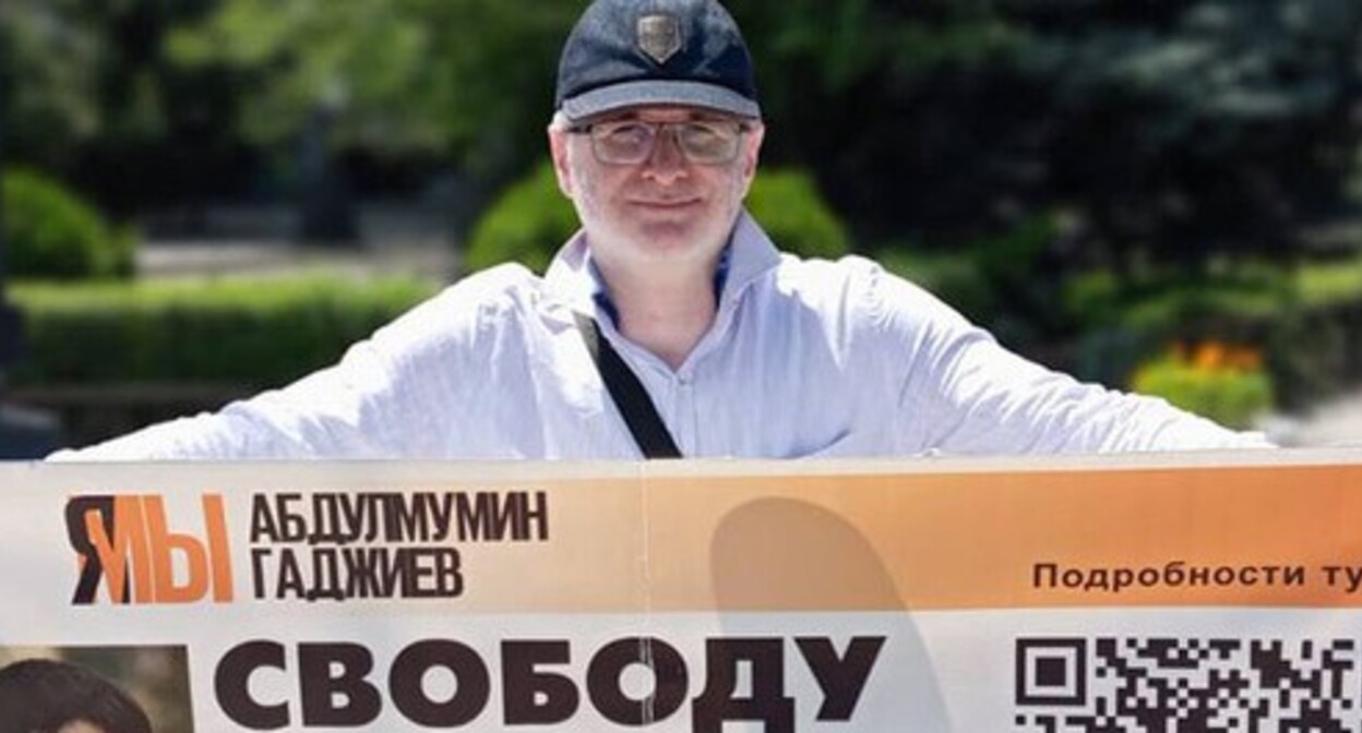 Magomed Magomedov at a solo picket. Makhachkala, June 17, 2024. Photo from the Telegram channel of the "Chernovik" (Rough Draft) newspaper Magomed Magomedov at a solo picket. Makhachkala, June 17, 2024. Photo from the Telegram channel of the "Chernovik" (Rough Draft) newspaper