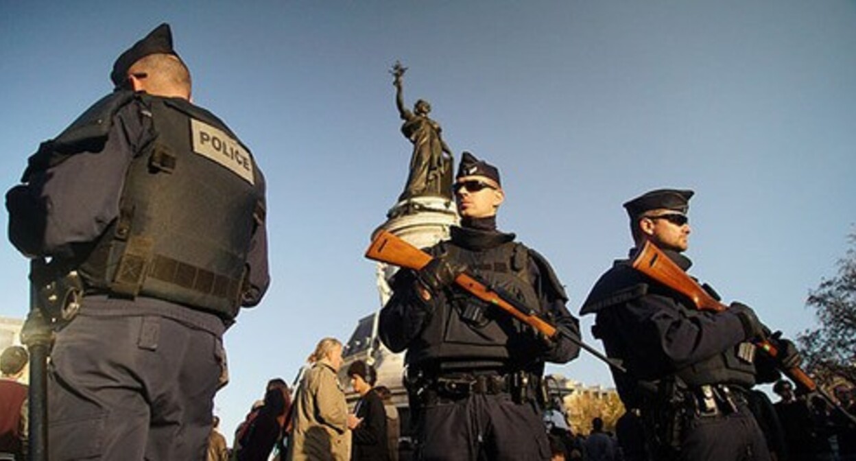 The police. France. Photo: Mstyslav Chernov.https://ru.wikipedia.org The police. France. Photo: Mstyslav Chernov.https://ru.wikipedia.org