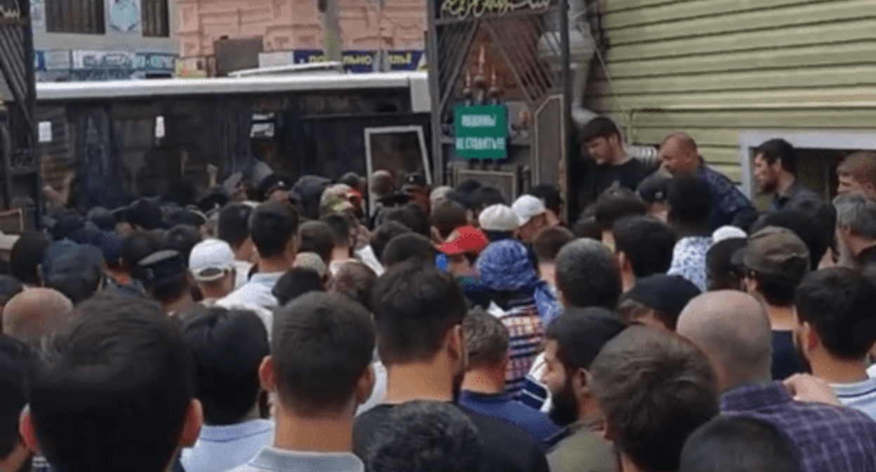 Believers at a mosque in Astrakhan. Screenshot of a video courtesy of an eyewitness for the "Caucasian Knot" Believers at a mosque in Astrakhan. Screenshot of a video courtesy of an eyewitness for the "Caucasian Knot"