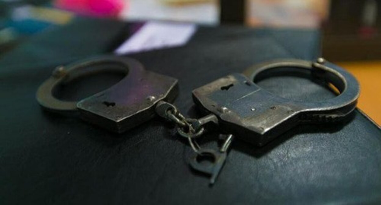 Handcuffs. Photo: Denis Yakovlev / Yugopolis Handcuffs. Photo: Denis Yakovlev / Yugopolis