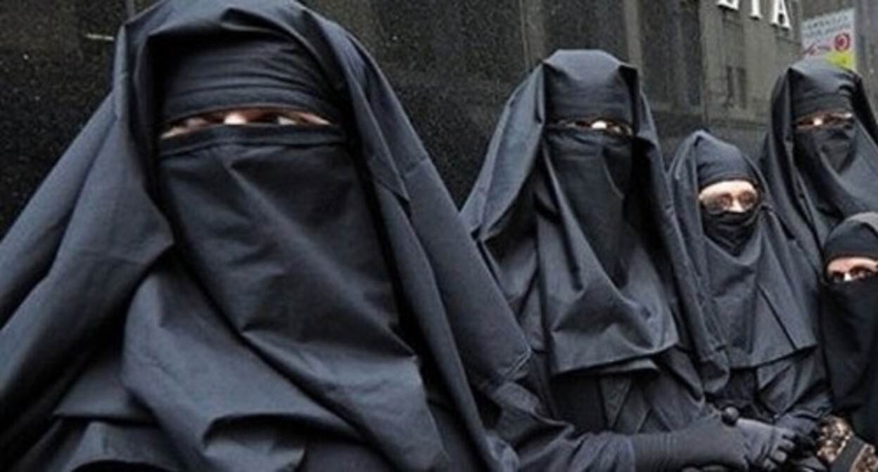 Women wearing niqabs. Photo: https://ru.apa.az/strani-snq/muftiyat-dagestana-ne-nasel-dostatocnyx-osnovanii-dlya-vseobshhego-zapreta-nikaba-578301 Women wearing niqabs. Photo: https://ru.apa.az/strani-snq/muftiyat-dagestana-ne-nasel-dostatocnyx-osnovanii-dlya-vseobshhego-zapreta-nikaba-578301