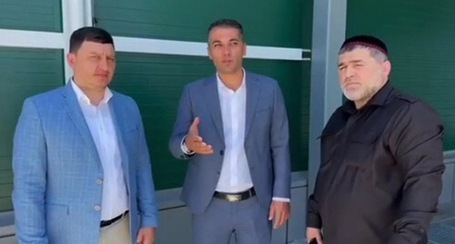 Murad Magomedov (in a centre), a journalist from Dagestan, voiced a public apology to residents of Ingushetia. Screenshot of a video posted on "The Magas Times" Telegram channel on July 18, 2024 Murad Magomedov (in a centre), a journalist from Dagestan, voiced a public apology to residents of Ingushetia. Screenshot of a video posted on "The Magas Times" Telegram channel on July 18, 2024