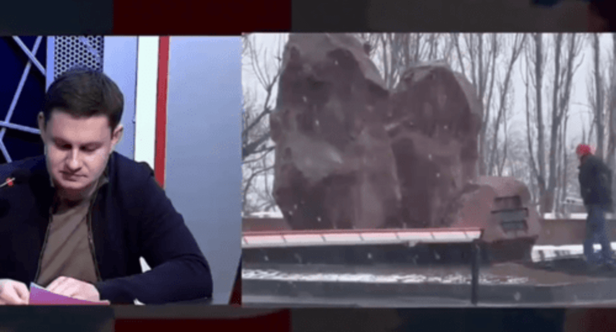 Laying flowers at the memorial to victims of repressions, shown on the air of the "Volgograd-1" TV Company. Screenshot of a video posted on the Telegram channel of a journalist Sergey Mazanov on March 20, 2024 https://t.me/mazanovlive/663 Laying flowers at the memorial to victims of repressions, shown on the air of the "Volgograd-1" TV Company. Screenshot of a video posted on the Telegram channel of a journalist Sergey Mazanov on March 20, 2024 https://t.me/mazanovlive/663