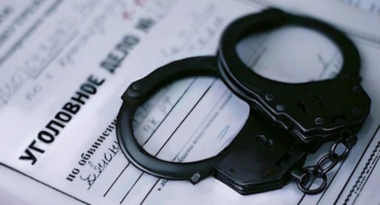 A criminal case and handcuffs. Photo: Yelena Sineok, Yuga.ru A criminal case and handcuffs. Photo: Yelena Sineok, Yuga.ru