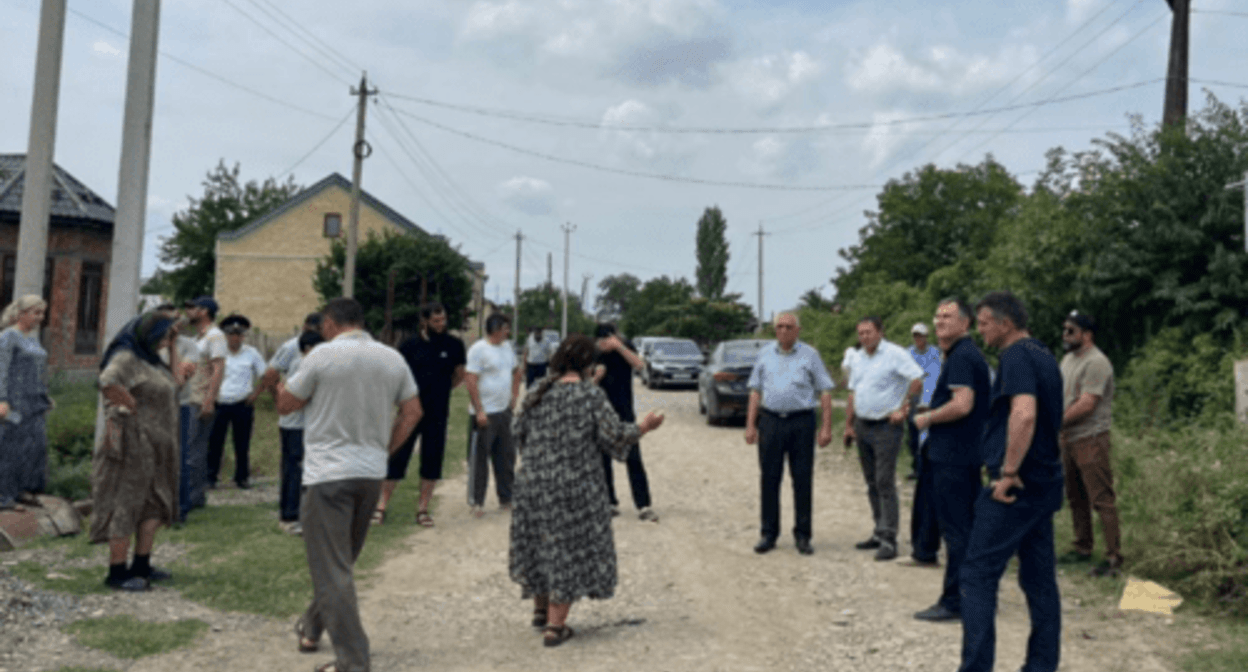 A meeting of the Suleiman-Stalsky district administration officials with the residents of the village of Darkush-Kazmalyar. Screenshot of the photo posted on the Telegram channel of the local administration on August 10, 2024 https://t.me/infostal/16414 A meeting of the Suleiman-Stalsky district administration officials with the residents of the village of Darkush-Kazmalyar. Screenshot of the photo posted on the Telegram channel of the local administration on August 10, 2024 https://t.me/infostal/16414
