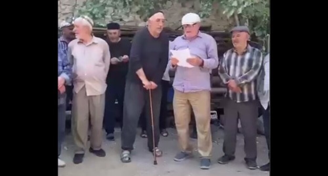 Residents of the Dagestani village of Tlokha who recorded a video appeal, screenshot of a video https://t.me/stab_dagestana_kanal/23530 Residents of the Dagestani village of Tlokha who recorded a video appeal, screenshot of a video https://t.me/stab_dagestana_kanal/23530