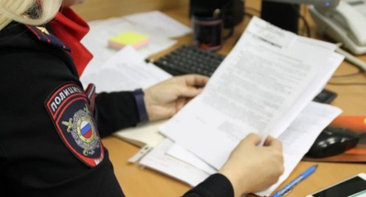 A police officer and a criminal case, photo: Yelena Sineok. Yuga.ru A police officer and a criminal case, photo: Yelena Sineok. Yuga.ru