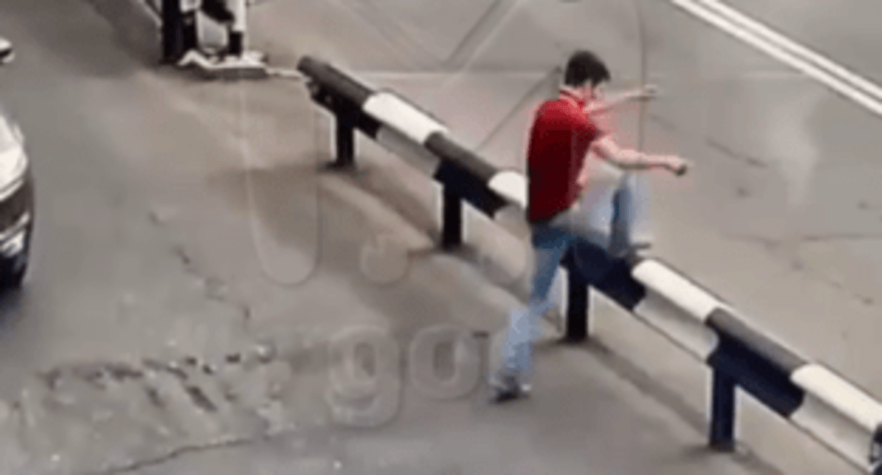The man who attacked law enforcers in Ingushetia crosses the road. Screenshot of a video posted by Mash Gor on September 3, 2024, https://t.me/mash_gor/6186 The man who attacked law enforcers in Ingushetia crosses the road. Screenshot of a video posted by Mash Gor on September 3, 2024, https://t.me/mash_gor/6186
