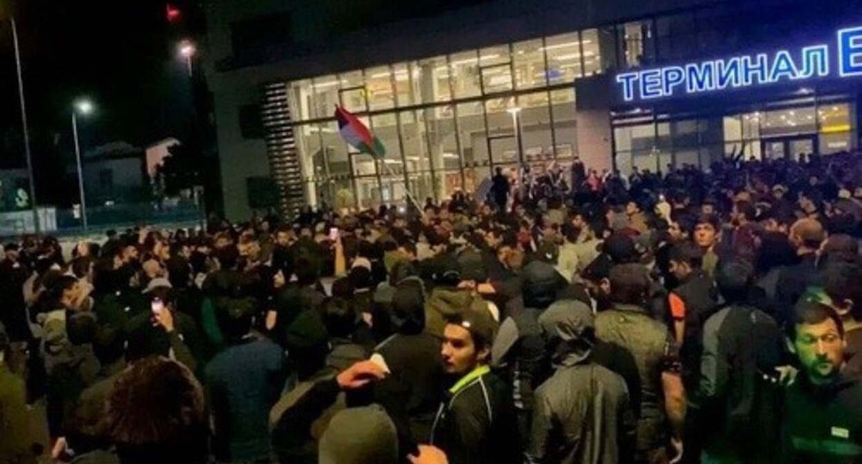 Mass riots at the Uytash Airport. Makhachkala, October 2023. Photo: "Golos Dagestana" (The Voice of Dagestan) https://m.vk.com/wall-74219800_2410922?offset=1&reply=2412032 Mass riots at the Uytash Airport. Makhachkala, October 2023. Photo: "Golos Dagestana" (The Voice of Dagestan) https://m.vk.com/wall-74219800_2410922?offset=1&reply=2412032