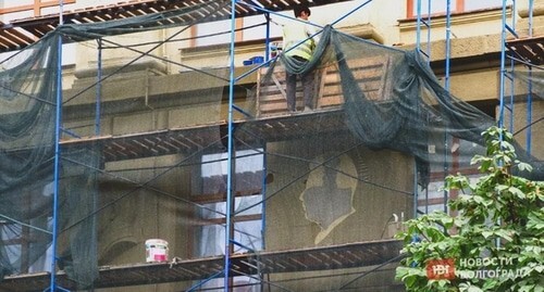 A bas-relief with a portrait of Stalin on the facade of the Volgograd Medical University. Photo: novostivolgograda.ru https://novostivolgograda.ru/news/2024-09-12/destalinizatsiya-naoborot-stalina-vernuli-v-tsentr-volgograda-5191891 A bas-relief with a portrait of Stalin on the facade of the Volgograd Medical University. Photo: novostivolgograda.ru https://novostivolgograda.ru/news/2024-09-12/destalinizatsiya-naoborot-stalina-vernuli-v-tsentr-volgograda-5191891