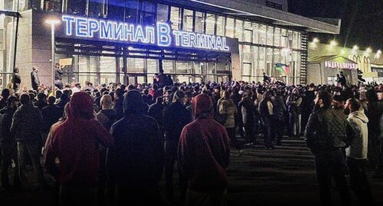 The riots at the Uytash Airport. Makhachkala, October 2023. Photo: "Novosti Kazakhstana" (Kazakhstan News) https://www.youtube.com/watch?v=Mys3gWpYMUc The riots at the Uytash Airport. Makhachkala, October 2023. Photo: "Novosti Kazakhstana" (Kazakhstan News) https://www.youtube.com/watch?v=Mys3gWpYMUc