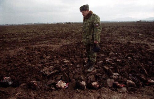 Mass grave of the Chechens near the village of Komsomolskoye. 2000. Photo: Natalia Medvedeva https://ru.wikipedia.org/
Mass grave of the Chechens near the village of Komsomolskoye. 2000. Photo: Natalia Medvedeva https://ru.wikipedia.org/