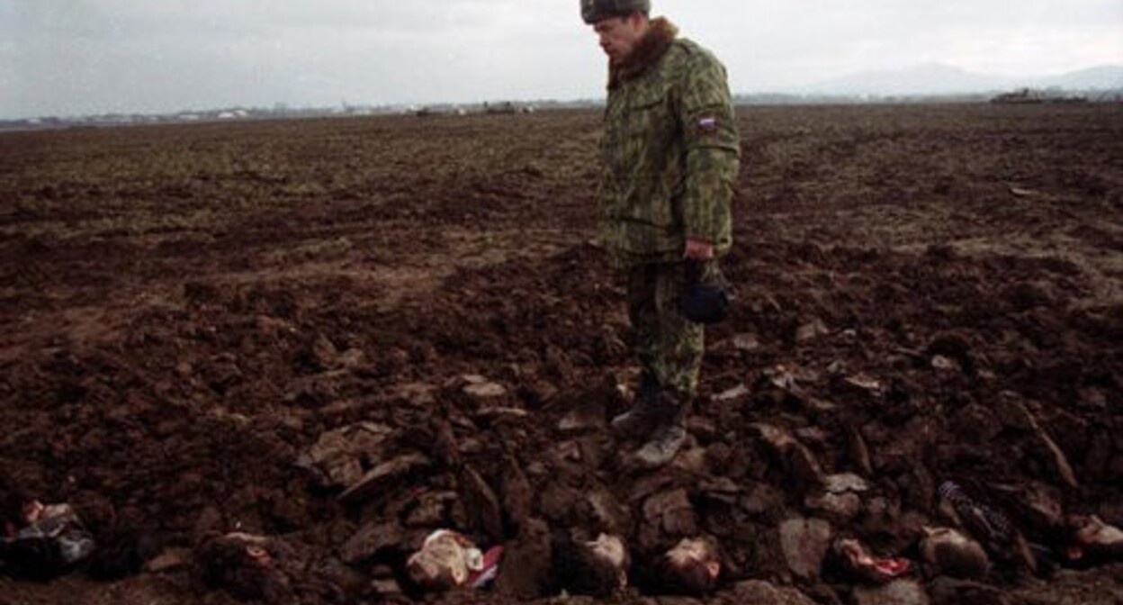Mass grave of the Chechens near the village of Komsomolskoye. 2000. Photo: Natalia Medvedeva https://ru.wikipedia.org/
Mass grave of the Chechens near the village of Komsomolskoye. 2000. Photo: Natalia Medvedeva https://ru.wikipedia.org/