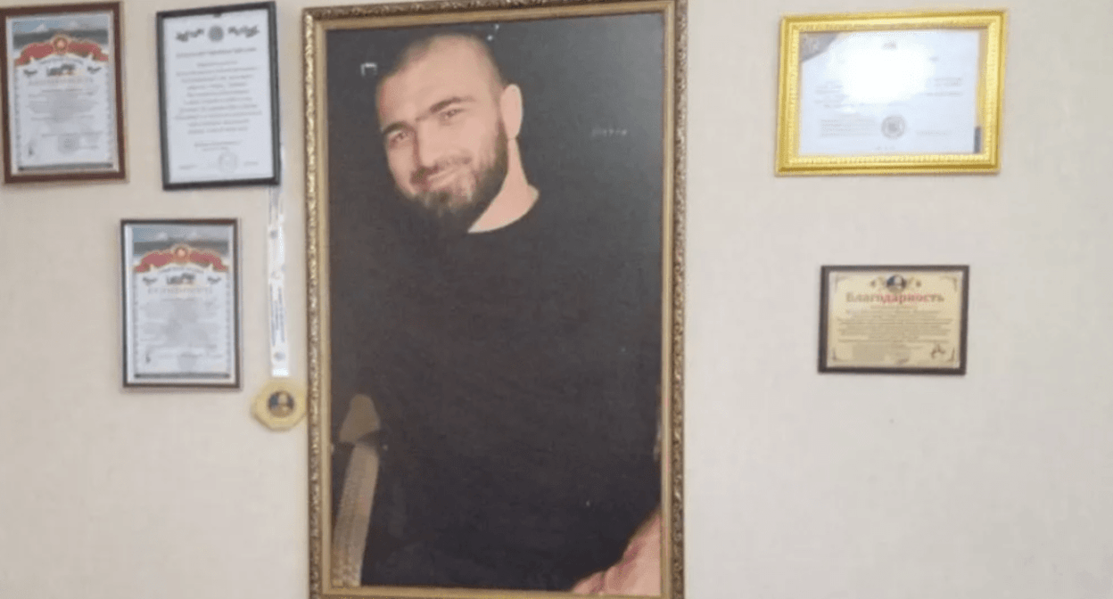 Kurban Dalgatov's photo at his parents' house. Photo: "Chernovik" https://chernovik.net/news/zakryl-kurtkoy-obzor-videokamery-i-telo-kurbana-potaschili-vniz Kurban Dalgatov's photo at his parents' house. Photo: "Chernovik" https://chernovik.net/news/zakryl-kurtkoy-obzor-videokamery-i-telo-kurbana-potaschili-vniz