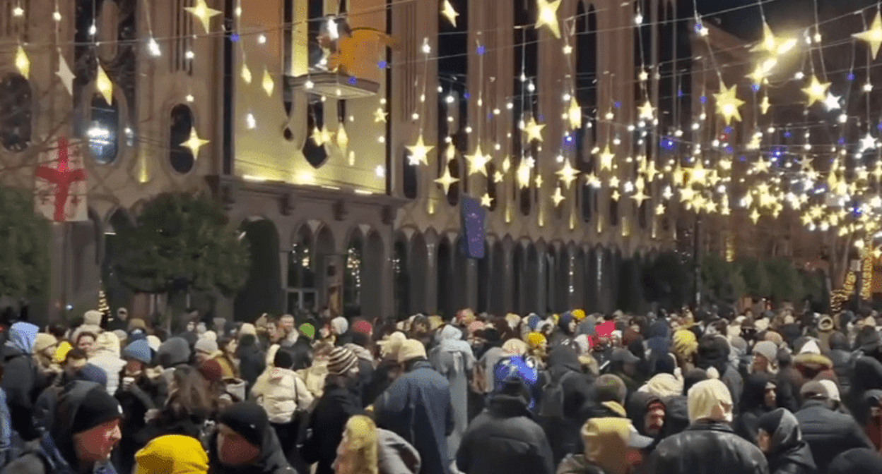 Situation in front of the Georgian parliament building. Screenshot of a video posted by JamNews on December 18, 2024, https://t.me/jamnewsru/21194 Situation in front of the Georgian parliament building. Screenshot of a video posted by JamNews on December 18, 2024, https://t.me/jamnewsru/21194