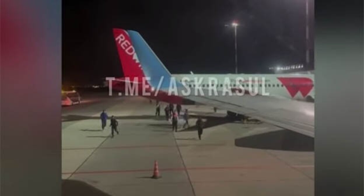 The riots at an airport in Makhachkala. October 23, 2023. Screenshot of a video https://www.youtube.com/watch?v=_8wl_GWpzDk The riots at an airport in Makhachkala. October 23, 2023. Screenshot of a video https://www.youtube.com/watch?v=_8wl_GWpzDk