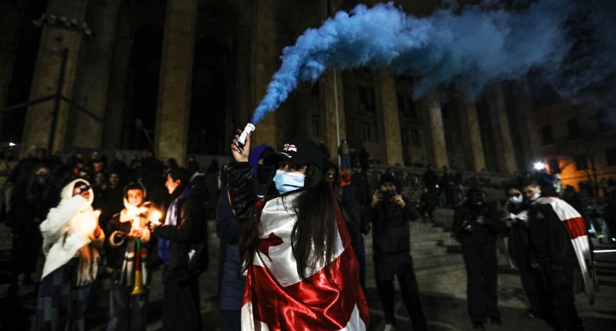 A protester holding a smoke bomb. December 6, 2024. Photo by Aziz Karimov for the "Caucasian Knot" A protester holding a smoke bomb. December 6, 2024. Photo by Aziz Karimov for the "Caucasian Knot"