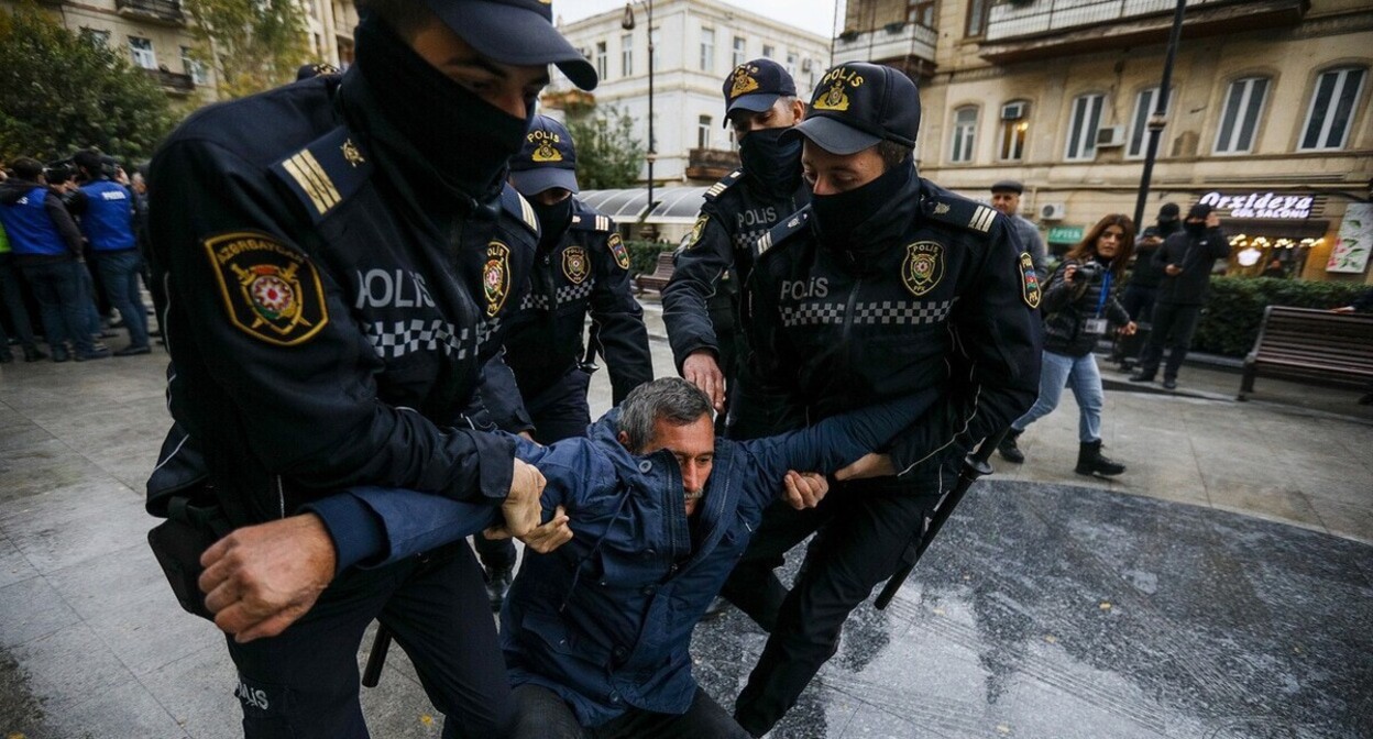 Law enforcers detain an activist in Azerbaijan. Photo by Aziz Karimov for the "Caucasian Knot" Law enforcers detain an activist in Azerbaijan. Photo by Aziz Karimov for the "Caucasian Knot"