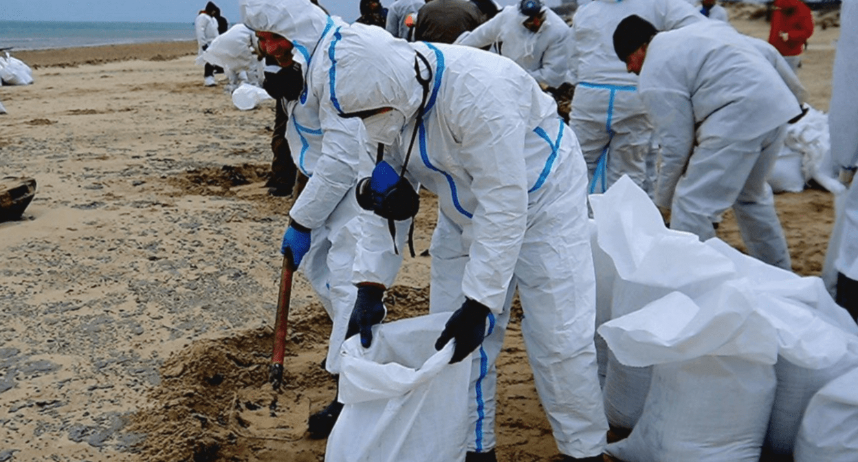 Volunteers liquidate the fuel oil (mazut) spill on a beach. Screenshot of a photo posted on the Telegram channel of the operational headquarters of the Krasnodar region on January 9, 2025 https://t.me/opershtab23/10176 Volunteers liquidate the fuel oil (mazut) spill on a beach. Screenshot of a photo posted on the Telegram channel of the operational headquarters of the Krasnodar region on January 9, 2025 https://t.me/opershtab23/10176