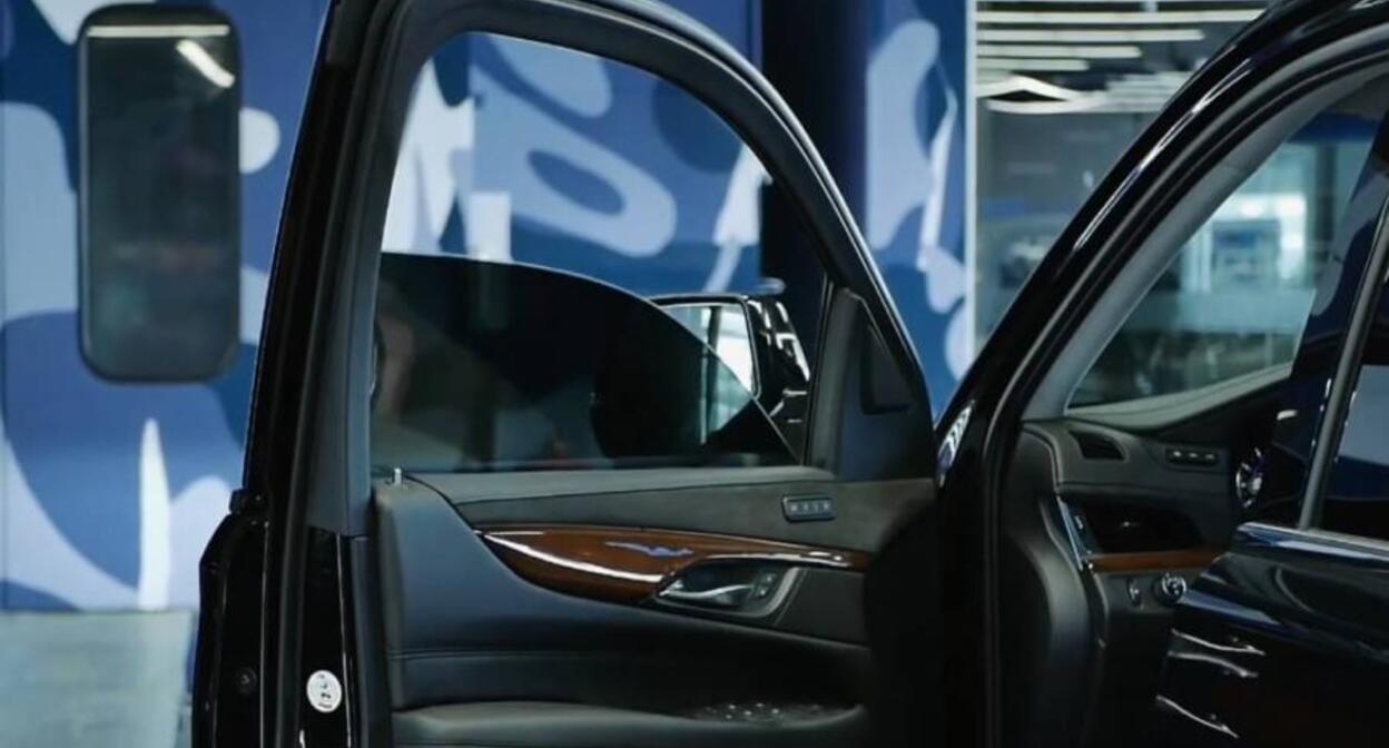 Car window tinting. Photo: Grozny Inform https://www.grozny-inform.ru/news/society/148458/ Car window tinting. Photo: Grozny Inform https://www.grozny-inform.ru/news/society/148458/