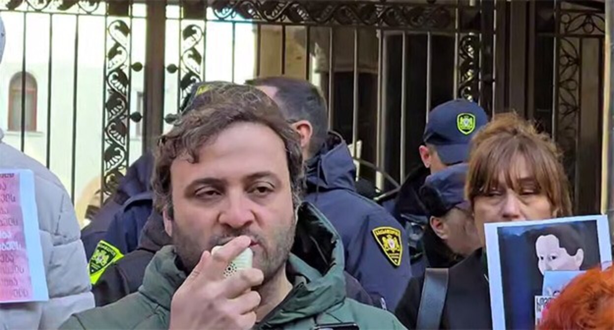 A protest action in support of Mziya Amaglobeli. Tbilisi, January 22, 2025. Photo: screenshot of a video https://t.me/Tbilisi_life A protest action in support of Mziya Amaglobeli. Tbilisi, January 22, 2025. Photo: screenshot of a video https://t.me/Tbilisi_life