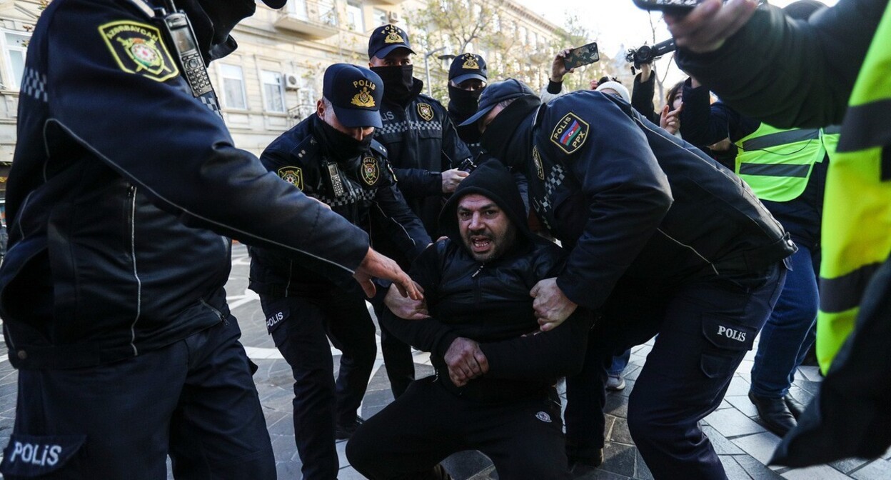 The detention of an activist in Baku. Photo by Aziz Karimov for the "Caucasian Knot" The detention of an activist in Baku. Photo by Aziz Karimov for the "Caucasian Knot"
