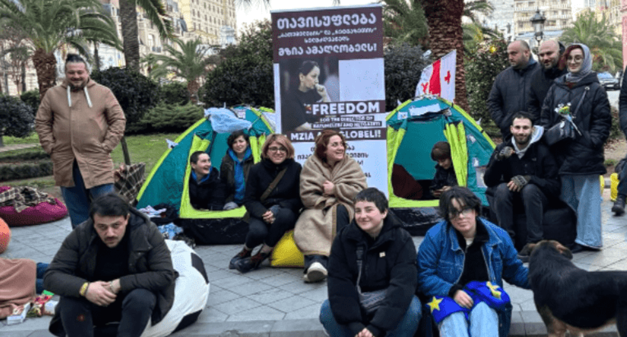 Tents near the building of the Constitutional Court in Batumi. Screenshot of a photo posted by "Batumelebi" on January 30, 2025, https://batumelebi.netgazeti.ge/news/560487/ Tents near the building of the Constitutional Court in Batumi. Screenshot of a photo posted by "Batumelebi" on January 30, 2025, https://batumelebi.netgazeti.ge/news/560487/