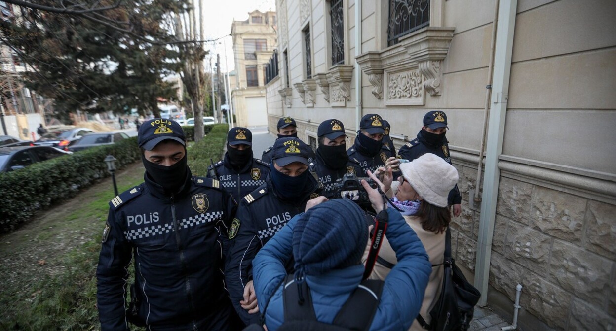 Police officers obstruct journalists' work near the Toplum TV office, where searches are taking place. March 6, 2024. Photo by Aziz Karimov for the "Caucasian Knot"