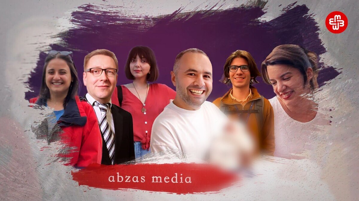 Employees of the online outlet “Abzas Media”. Photo: https://www.meydan.tv/ru/article/zhurnalisty-abzas-media-vystupili-s-zayavleniem-ob-otvode-sostava-suda/