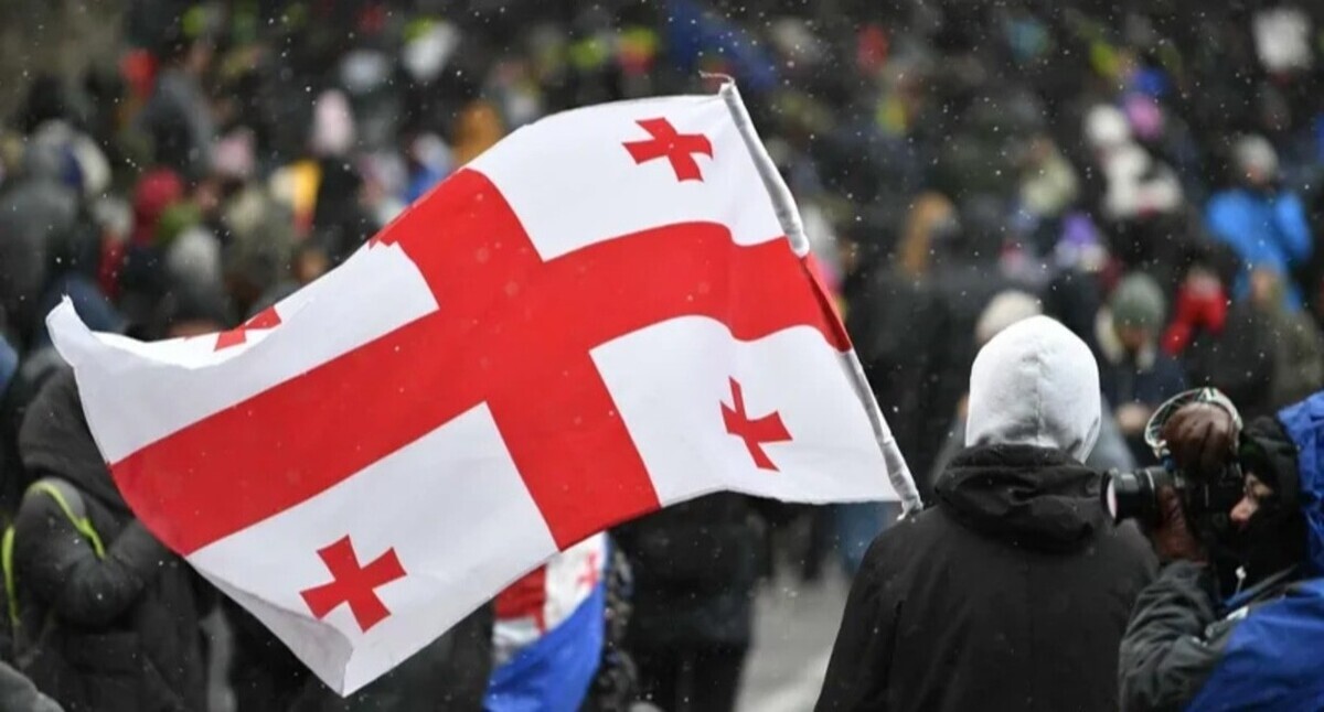 Protesters with a flag of Georgia. Photo: Interpressnews https://www.interpressnews.ge/ru/article/166529-8-fevralia-na-73-yi-den-nepreryvnogo-protesta-v-tbilisi-i-regionakh-zaplanirovano-provedenie-neskolkikh-aktsii Protesters with a flag of Georgia. Photo: Interpressnews https://www.interpressnews.ge/ru/article/166529-8-fevralia-na-73-yi-den-nepreryvnogo-protesta-v-tbilisi-i-regionakh-zaplanirovano-provedenie-neskolkikh-aktsii