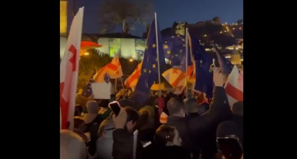 The marchers with the flags of Georgia and European Union. Tbilisi, February 15, 2025. Screenshot of a video by Lorena Beria / Tbilisi life https://t.me/Tbilisi_life/37112