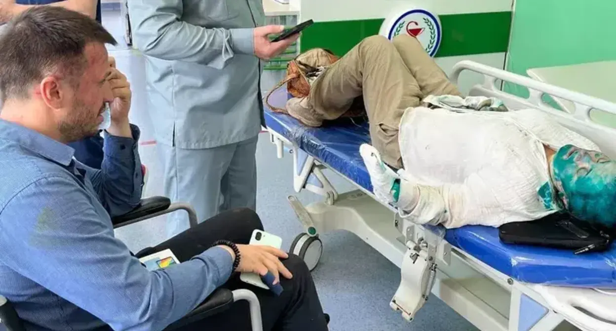 Alexander Nemov and Elena Milashina after being attacked. Photo: “Team Against Torture” / Telegram Alexander Nemov and Elena Milashina after being attacked. Photo: “Team Against Torture” / Telegram