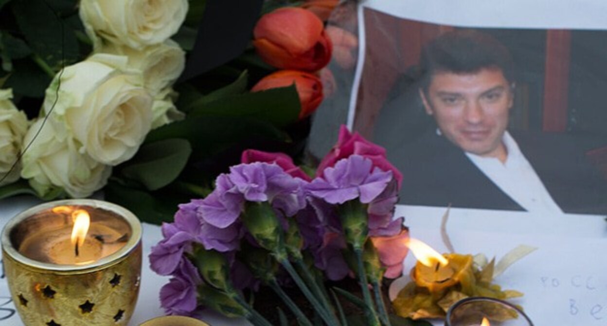 Flowers and candles at the site of the assassination of Boris Nemtsov. Photo: U:Dhārmikatva. https://ru.wikipedia.org/ Flowers and candles at the site of the assassination of Boris Nemtsov. Photo: U:Dhārmikatva. https://ru.wikipedia.org/