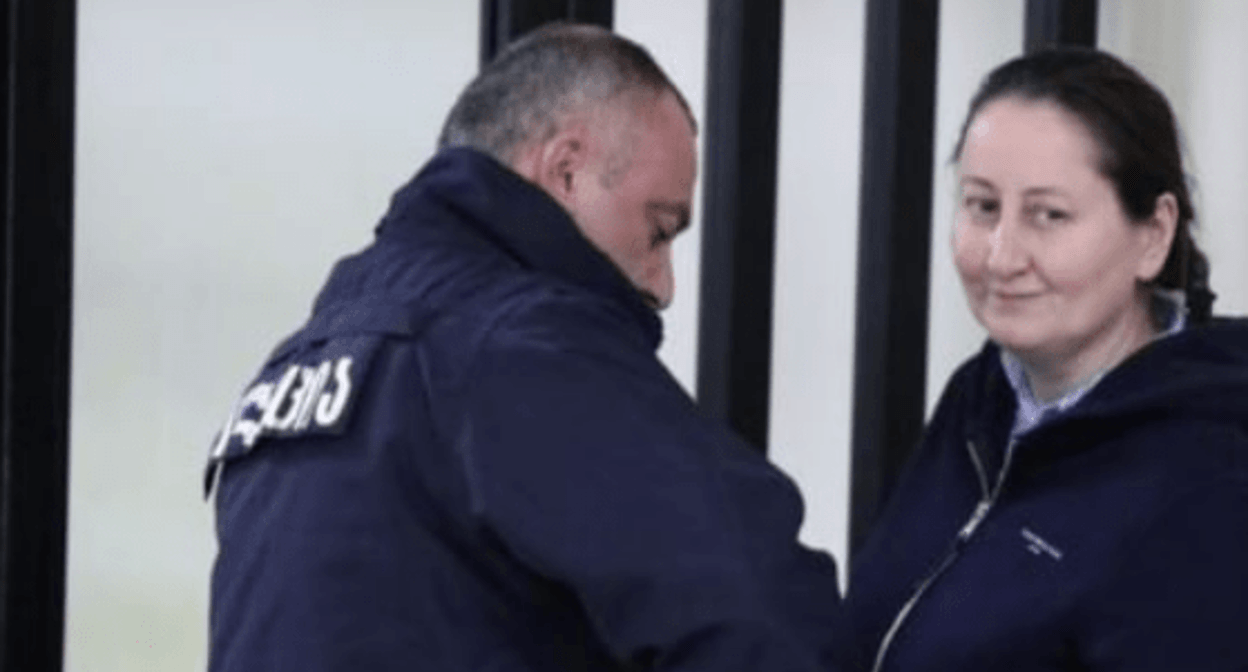 Mziya Amaglobeli (right) and a police officer. Screenshot of a photo by the Interpressnews posted on February 27, 2025, https://www.interpressnews.ge/ru/article/167011-advokat-mziia-amaglobeli-vypisana-iz-vivamed-i-trebuet-perevoda-v-penitentsiarnoe-uchrezhdenie-odnako-penitentsiarnaia-sluzhba-ee-ne-perevodit Mziya Amaglobeli (right) and a police officer. Screenshot of a photo by the Interpressnews posted on February 27, 2025, https://www.interpressnews.ge/ru/article/167011-advokat-mziia-amaglobeli-vypisana-iz-vivamed-i-trebuet-perevoda-v-penitentsiarnoe-uchrezhdenie-odnako-penitentsiarnaia-sluzhba-ee-ne-perevodit