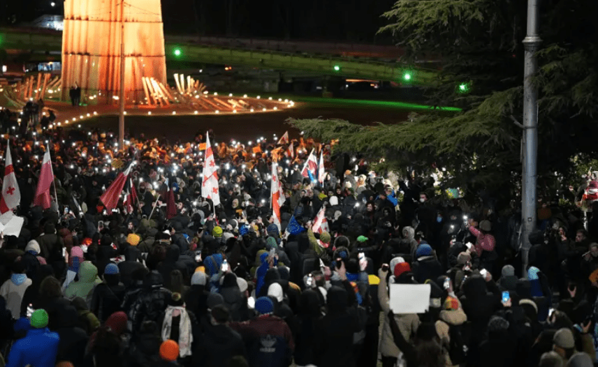 Protesters in the Heroes Square in Tbilisi. Screenshot of a photo posted by the Interpressnews on February 25, 2025, https://www.interpressnews.ge/ru/article/166960-na-ploshchadi-geroev-v-tbilisi-obedinilos-neskolko-marshei-avtomobilnoe-dvizhenie-po-ulitsam-kostava-i-varaziskhevi-perekryto Protesters in the Heroes Square in Tbilisi. Screenshot of a photo posted by the Interpressnews on February 25, 2025, https://www.interpressnews.ge/ru/article/166960-na-ploshchadi-geroev-v-tbilisi-obedinilos-neskolko-marshei-avtomobilnoe-dvizhenie-po-ulitsam-kostava-i-varaziskhevi-perekryto