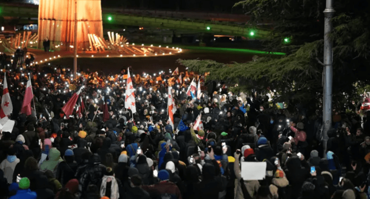 Protesters in the Heroes Square in Tbilisi. Screenshot of a photo posted by the Interpressnews on February 25, 2025, https://www.interpressnews.ge/ru/article/166960-na-ploshchadi-geroev-v-tbilisi-obedinilos-neskolko-marshei-avtomobilnoe-dvizhenie-po-ulitsam-kostava-i-varaziskhevi-perekryto Protesters in the Heroes Square in Tbilisi. Screenshot of a photo posted by the Interpressnews on February 25, 2025, https://www.interpressnews.ge/ru/article/166960-na-ploshchadi-geroev-v-tbilisi-obedinilos-neskolko-marshei-avtomobilnoe-dvizhenie-po-ulitsam-kostava-i-varaziskhevi-perekryto